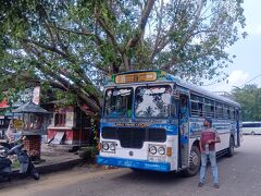 これが187番のNon-A/Cバスだー。
A/Cの187番も停まってました。おそらく空港を出た後にこちらのバススタンドに寄るのかもしれませんがその逆かも。ちなみにA/Cバスの料金を尋ねると300Rp。空港前で乗るより10Rp高いです。