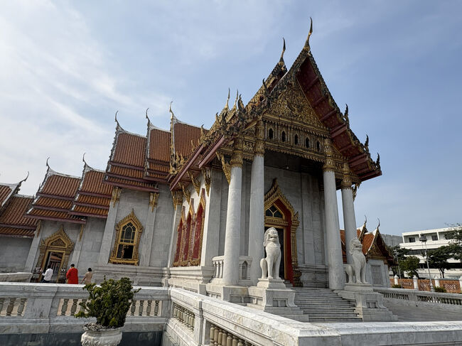 寺院横からのアングル<br />大理石の重厚な白さが分かりますでしょうか