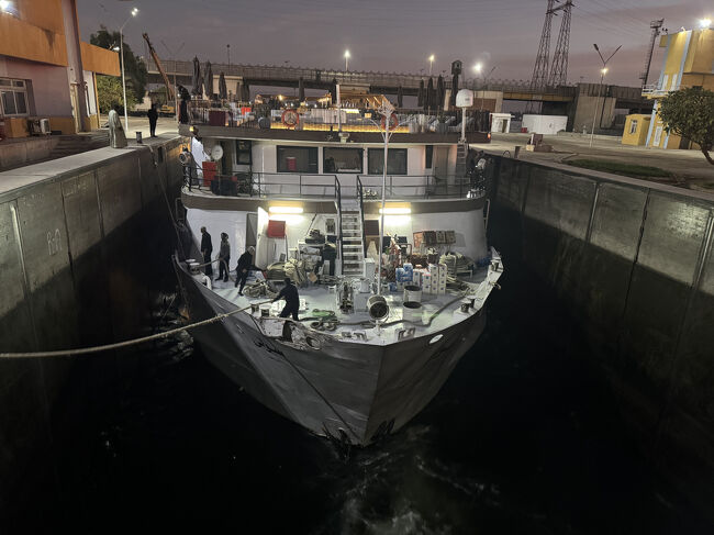 後ろのクルーズ船。２台ずつ通過するそうだ