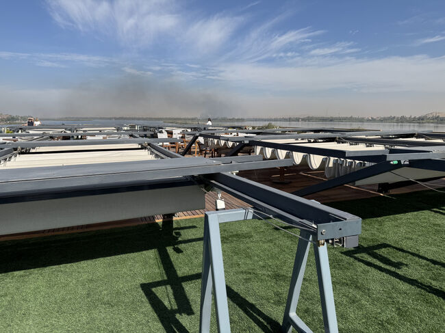 橋を渡るときデッキのテーブルの上の庇を折り畳む