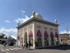 そうこうしている間にクルマは帯広の隣町、芽室町に到着。帯広市内の店舗は激混みと聞いていたのであえてこの地のインデアンカレーに寄ってみた。見た感じ空いてそうだったが暑さ故か店内で相当な人数が並んでいて30分くらい待ちました。インデアンカレーの集客力恐るべし。
