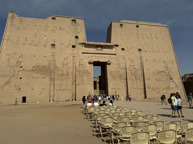 塔門<br />高さ36ｍ　幅79ｍの巨大な塔門<br />ホルス神とハトフル女神の前で　敵を待ち受けるプトレマイオス１２世が描かれている