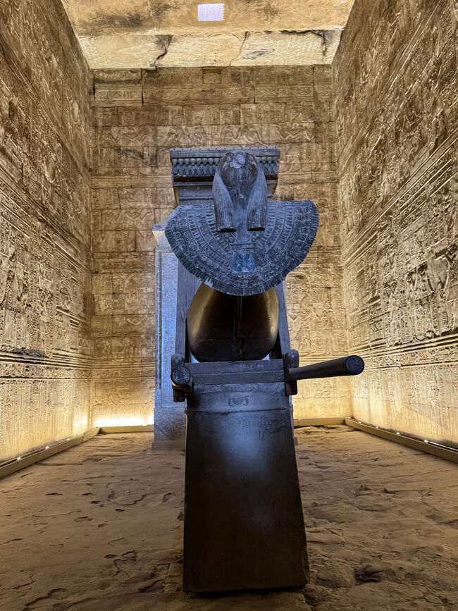 至聖所<br />復元された船形の神輿