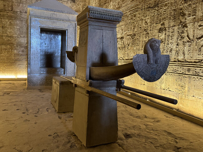 至聖所<br />奥には　ネクタネポ２世の名を刻んだ灰色花崗岩製の祠