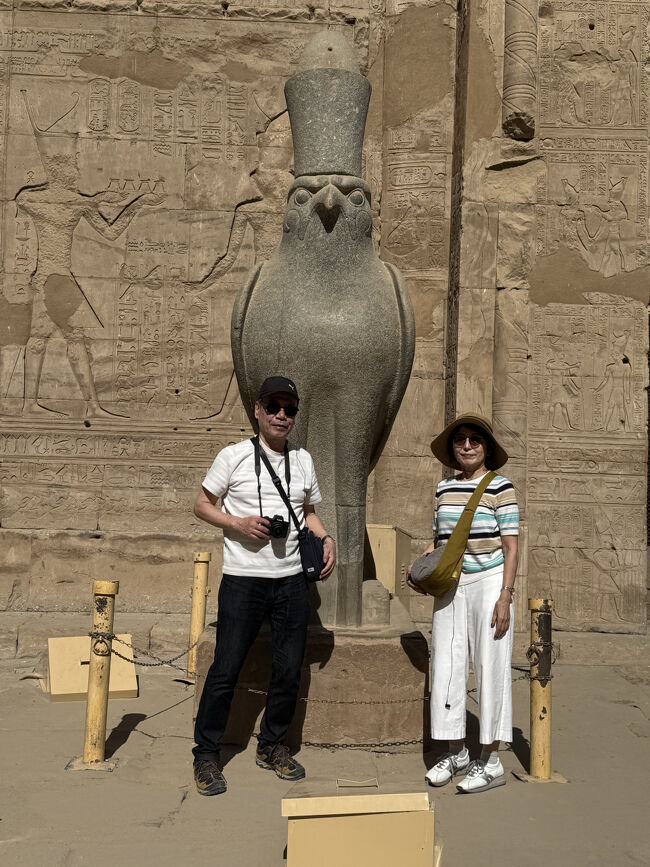 中庭のホルス像は　エジプト一美しいといわれている。