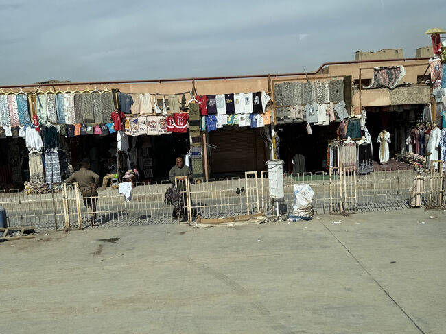 ホルス神殿の近くの小売店で　ガラベイヤパーティに着る服を　ナセルさんの口利きで１着5ドルで購入　私と主人は頭につけるスカーフも買うことになりそれぞれ１０ドル。クルーズ船の店は１着１０ドルだったので　ほとんどの人が購入