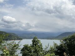 続いては水を汲みに旭岳方面へ向かいます。途中、忠別湖越しの旭岳は熱い雲に遮られて見えず。残念。