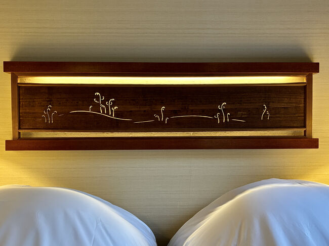 源氏物語に因んだ「早蕨」の桐板透かし彫り<br /><br />元は欄間を飾っていたものでしょう。