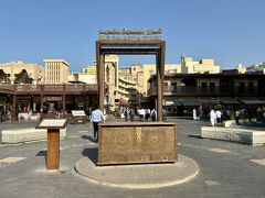 あっという間に対岸に着き、現れたのは市場の入口。
何も買うつもりはないんですが。