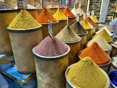 イスラム圏の国ではどこも同じようなスパイスの見せ方ですね。