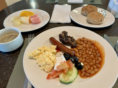 無料で頂く朝食ビュッフェ。まぁ普通です。
この後部屋でシャワーを浴びて、11:00に自動のモーニングコールが。