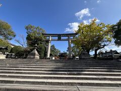 ぶらぶら歩いてやってきたのは豊国神社です。豊国神社の正面鳥居の左右につづいていました。三十三間堂や京都国立博物館には行っていたのですが、こちら側は通ったことがなかったので、石垣には気づいていませんでした。