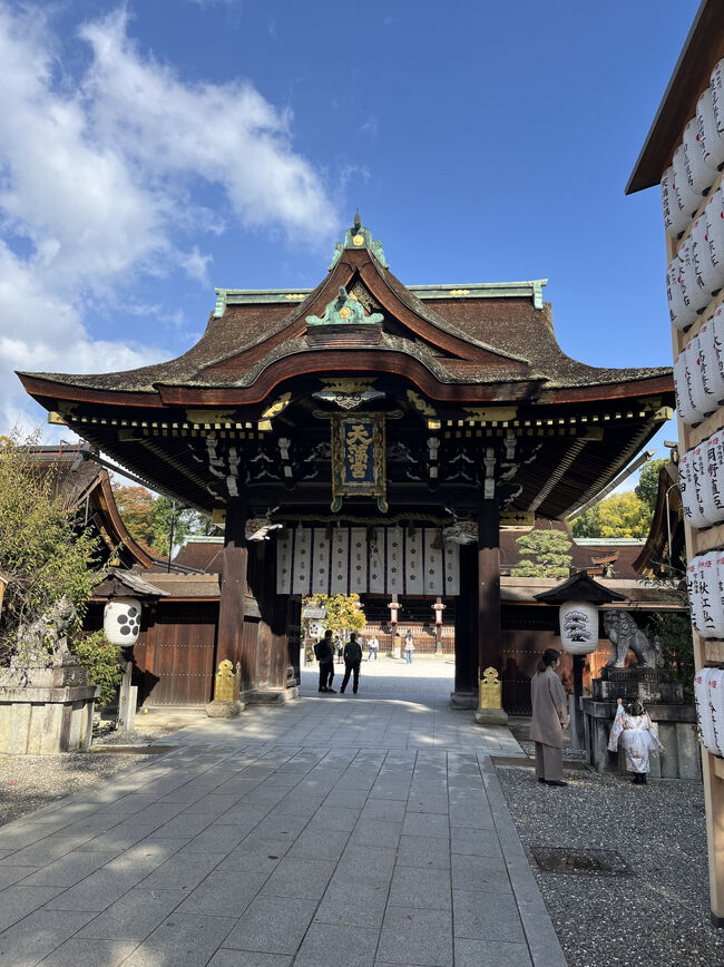 ちょうど本殿で参拝して出てきたら天気雨が降ってきました。