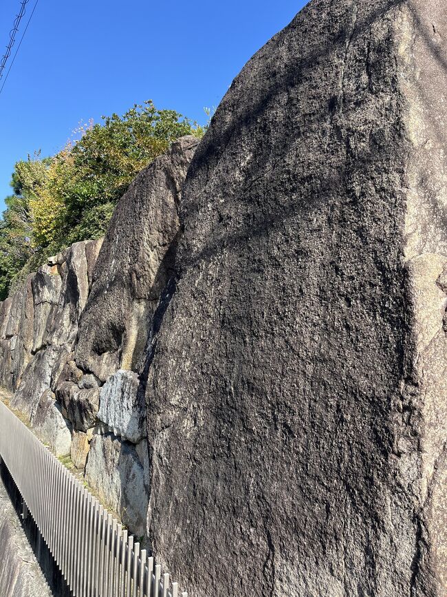 次にやってきたのはブラタモリでタモさんがぶらぶらした場所。<br />京都国立博物館の手前を左に入った所です。<br />こんな大きな石の石垣が市内にあったのは驚きでした。<br />結構な長さでこんな感じの石垣がつづいていました。