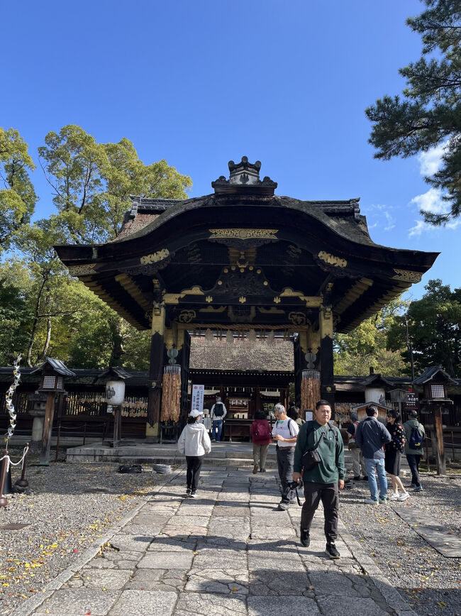 これは桃山時代建築の国宝唐門。伏見城の遺稿と伝えられるもので、南禅寺金地院から移築されたものだそう。<br /><br />こちらの敷地内には以前、秀吉公が建立した大仏があったそうです。