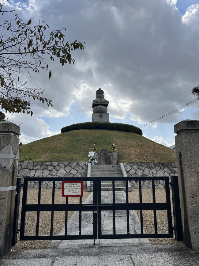 秀吉が朝鮮出兵した際、兵士が首を持ち帰ることは出来なかったので代わりに耳を切り取って持ち帰ったそう。その耳が収められているということでした。こういう場所があったとは知りませんでした。