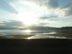 　しかしすぐに58号線から左に折れ、真っすぐに北上。海にぶつかる三叉路で左折し、羽地内海がしばらく左側の車窓の友となりました。
　屋我地島と半島に挟まれた内海で、驚くほど波がありません。https://www.youtube.com/watch?v=Ugj8Qrp-MuU