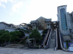 　海洋博記念公園のメイン施設ともいえるのが、美ら海水族館。というか水族館を目的地とする人が多く、その他の公園の施設の影が薄いようにも感じられます。
　「引率」の時も、水族館を見ただけで終わっていました。アテンドに精一杯で、水族館の記憶もほぼありません。