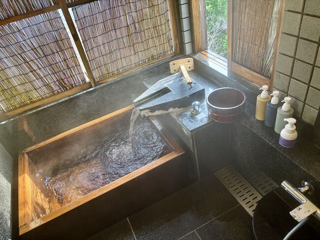  加水加温なし・源泉かけ流しの「早蕨」の内湯<br /><br />シャワーの水圧がかなり低いことだけが難点です。洗髪は大浴場でやるのが無難。