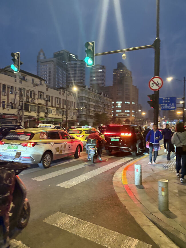 タクシーで来る人もたくさん。<br />結構混むので地下鉄の方が無難かと。<br />熱気が出てくる。