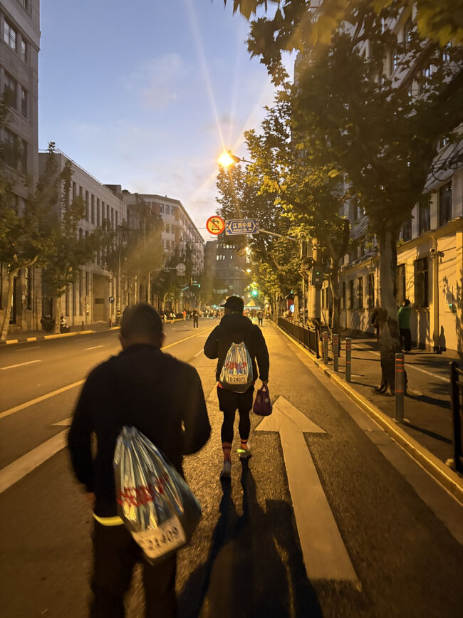 D区へ向かいます。<br />まだ薄暗さが残る道を進みます。