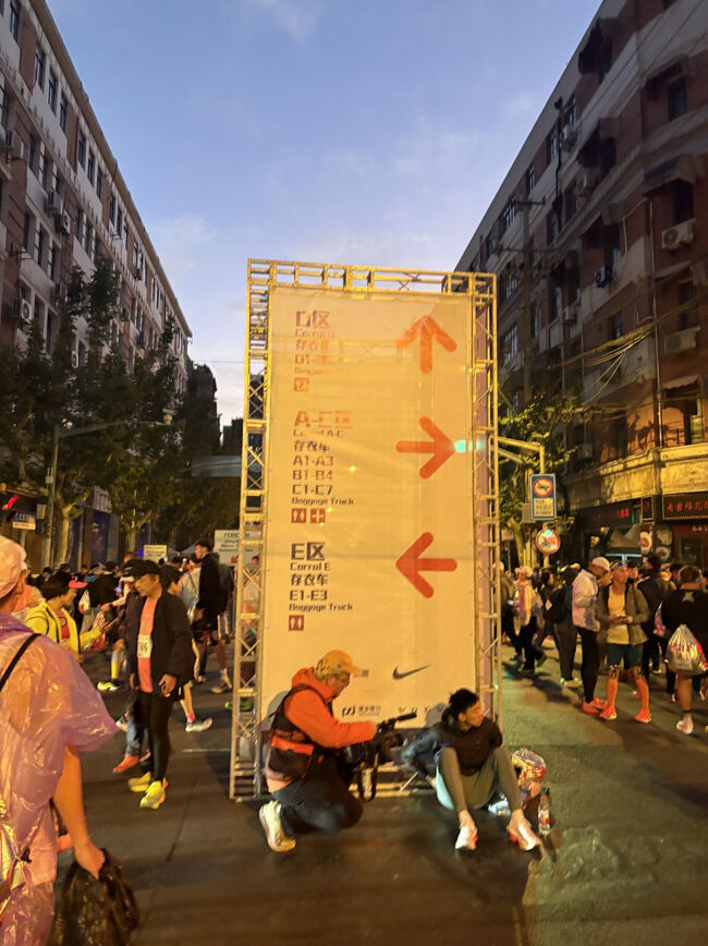 この先がD区。<br />荷物預けのトラックがD-1からD-6くらいまであったかと。