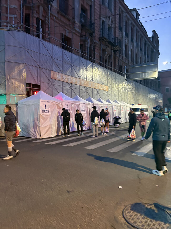 更衣室もこうして用意されますがそんなに広さはないですね。<br />そこまで寒くもなく、基本的にウエアは着てきた方がいいですね。