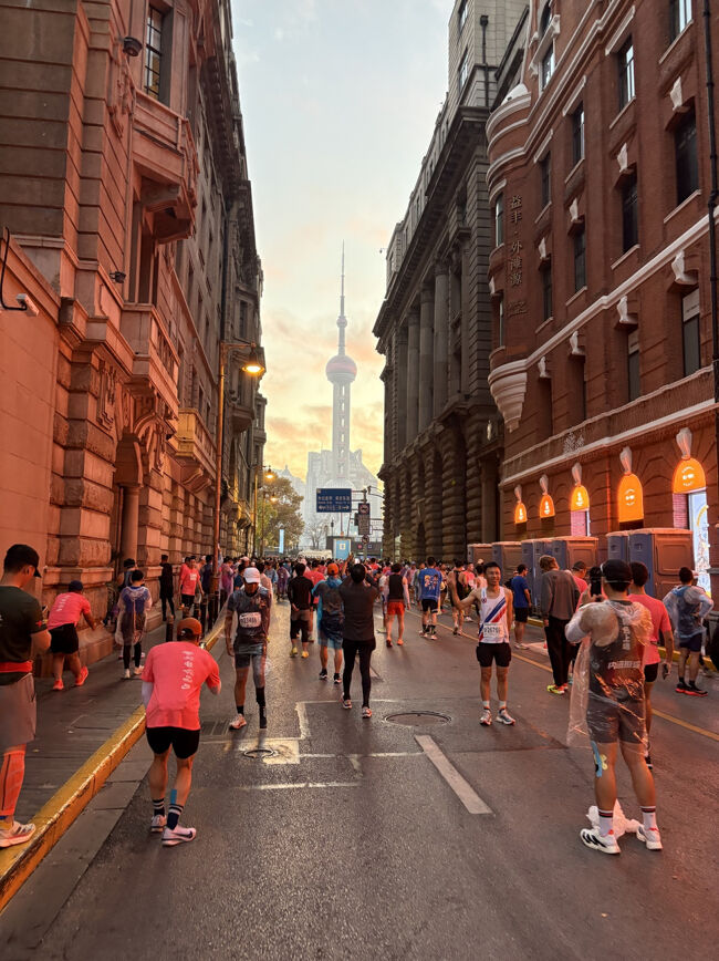 向こうに見えるのはテレビ塔。<br />朝焼けの空と照明が残る中、スタート場所に入ります。<br /><br />この日は割と暖かかったせいか、スタート場所に入る前に防寒用のレインコート脱ぐように指示されました。<br />スタート場所の中でもボランティアの方がゴミ袋を持っていたので寒ければ持ち込めたのではないかと。