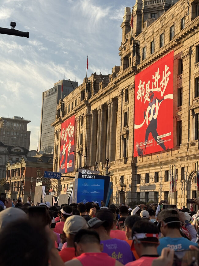 さあスタートです。<br />最終的にはネットタイムのみの計測と思われます。