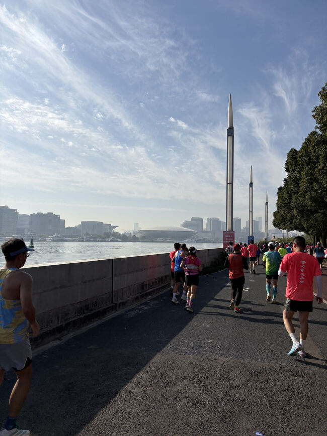 対岸に見えるのはメルセデスアリーナ。