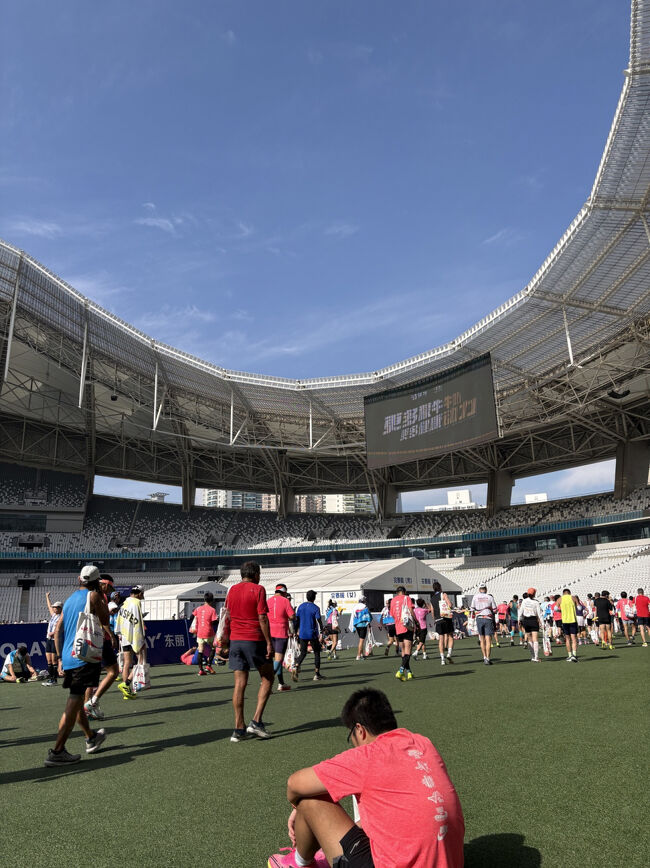 ゴールは上海国際競技場の外。ゴール後、飲み物、食べ物を受け取った後、競技場内に入れます。<br />この先で完走章のメダルとTシャツとサンダルの受取です。