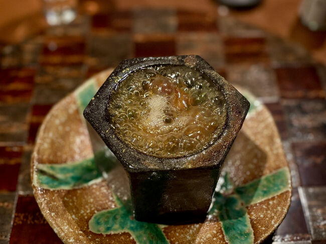 【 Dinner @Ochiairo 】<br /><br />夕食は，［登録有形文化財　⑦紫檀宴会場］の1階にある食事処で。17時半または19時半開始。19時半でお願いしました。 <br /><br />海老芋　黄柚子　生姜餡<br /><br />いきなりグツグツと煮立った熱々の料理。濃厚そうに見えますが意外と淡白で，お腹が温まります。生姜と柚子の香りも食欲をそそります。