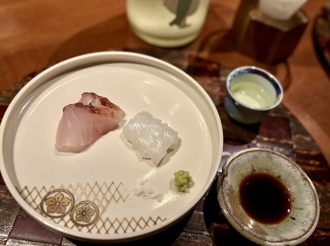 本日のお造り<br /><br />尾長鯛とアオリイカ。尾長鯛（ハマダイ）は焼霜で。沖縄ではアカマチと呼ばれている魚ですね。細かく包丁の施されたアオリイカの，噛まなくても口の中で解（ほど）けていく感触も心地よい。つま一式をのせたりしないのは，「あさば」さんの料理との共通点か。