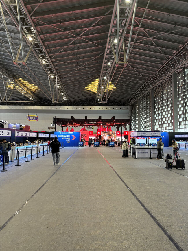 両サイドに受付場所が並びます。<br />平日の昼間に行ったのでだいぶ余裕があります。