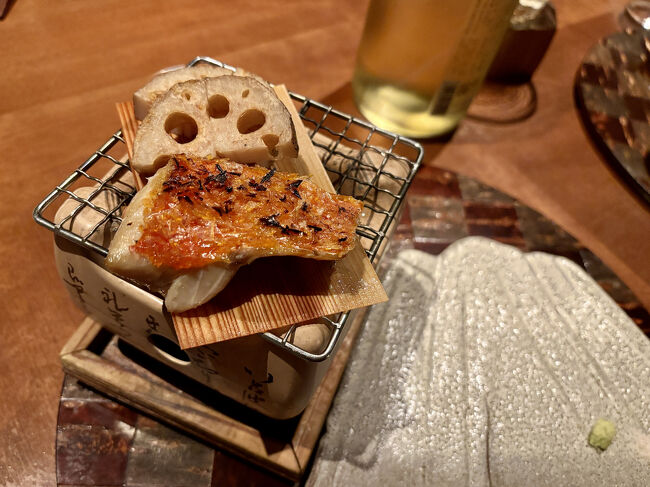 本日鮮魚　炭火焼き　蓮根<br /><br />メインの焼き物は金目鯛。皮はパリパリ，身はジューシーで絶妙の焼き上がり。炭火焼きの値打ちがあります。M君が「レンコン，旨っ！」と声を上げる。