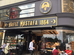 ホテルに帰る途中に見つけました！
このお店のおじさんがついた紙袋を持ってる人が多いんですよ
こっちで有名なお菓子屋さんなんだろうね〜と言っていたんです