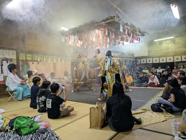 晩御飯を早々に終わらせ、歩いて15分ほどの場所にある「別府山八幡宮」に神楽を見に行きます
