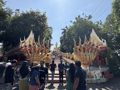パタヤビューポイントに行きます。
グラブバイクで「ワット プラ ヤイ」を目指します。
パタヤの海が見える丘にあります。
入口ではカラフルなナーガがお出迎えです。