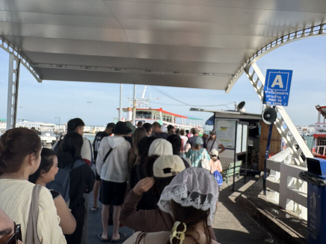 フェリーに乗り込みます。<br />午前９時30分頃です。<br />この日は、特に出航時間はきまっておらず、満員になり次第出航していました。<br />混雑しています。