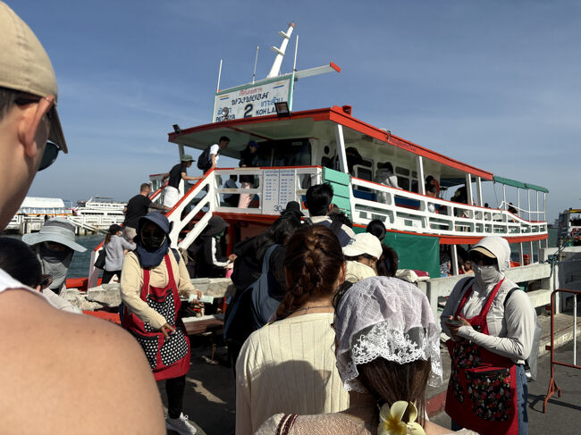 乗船前におばちゃんに30バーツを払います。