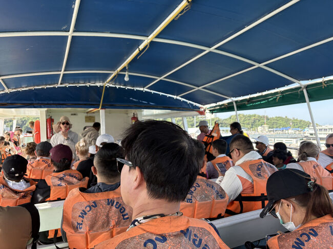 船内は満席です。<br />セルフサービスで救命胴衣を着用します。<br />このフェリー、めっちゃ揺れました。<br />私、真ん中の席に座っていましたが、揺れで椅子から転げ落ち、隣の韓国人カップルの足に激突するという失態を犯しました。<br />カップルにはちゃんと謝りました。