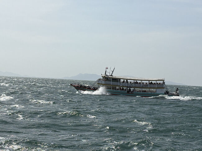 戻ってくるフェリーとすれ違う。<br />