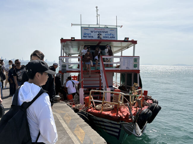 ラン島に到着です。<br />ナーバーン埠頭に着きました。<br />40分くらいかかりました。<br />酔いやすい人は酔い止めが必要ですね。<br />