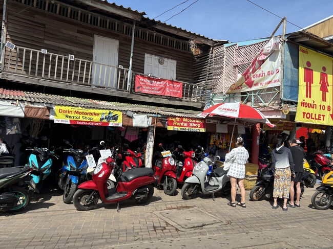 島内の移動は、ソンテウかレンタルバイクです。<br />最初安全を考えてソンテウにしようかと思いましたが、島の中は車がほとんどは走ってなくて、バイクでも行けそうだったのでレンタルバイクを借ります。<br />信号もありません。