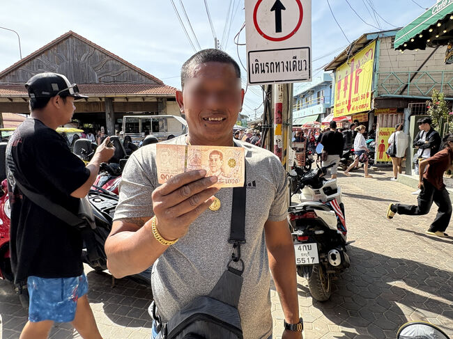 レンタルバイクは1日200バーツ（1.000円）<br />デポジットとしてIDか1,000バーツか選択できます。<br />私は1,000バーツを選択しました。<br />1000バーツを預けた証拠として写真を撮ります。<br />運転免許の確認もありません。