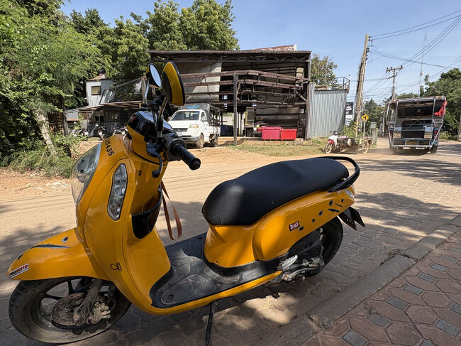 レンタルしたバイク<br />これなら運転できそう<br />ちなみにヘルメットはついていません。<br />ラン島では誰一人ヘルメットをかぶっていませんでした。<br />エンジンのかけ方を教わり一人ツーリングのスタートです。