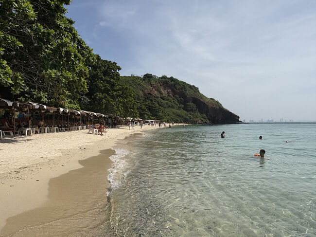 ここは、団体客が来ない静かなビーチです。<br />欧米人がのんびり日光浴しています。