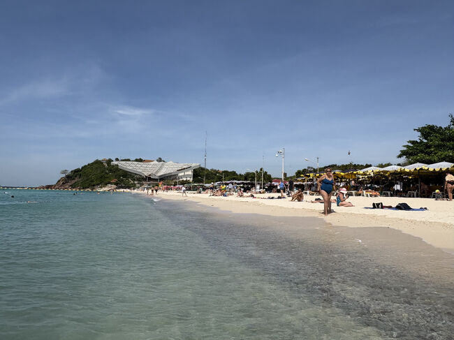 たくさんの観光客がのんびり日光浴して過ごしています。