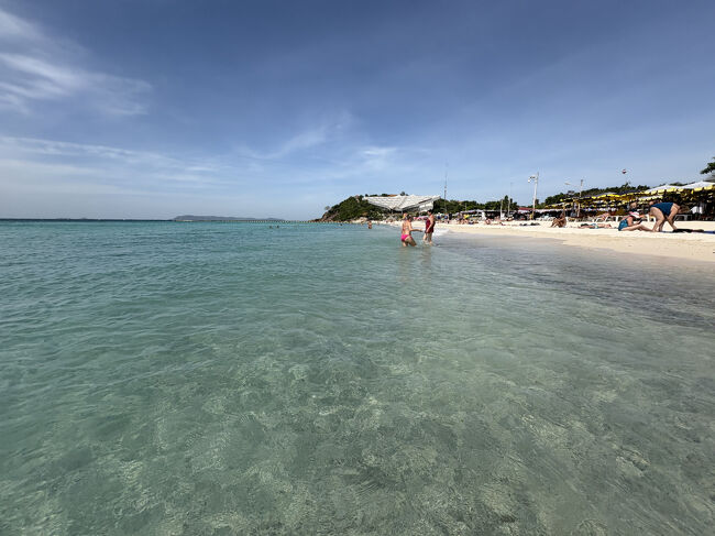 私も水着着用なので海に入ります。<br />気持ちいい。