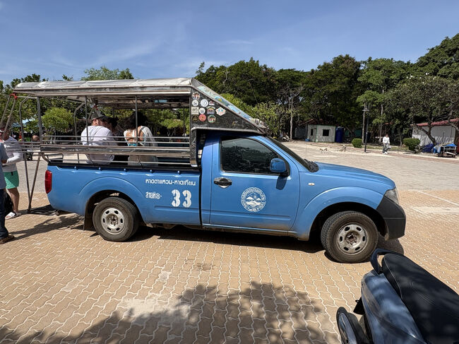 島を巡回しているソンテウ<br />バイクをレンタルしない方はこれで移動します。<br />他にバイクタクシーもありました。<br />ちなみにグラブバイクはありません。